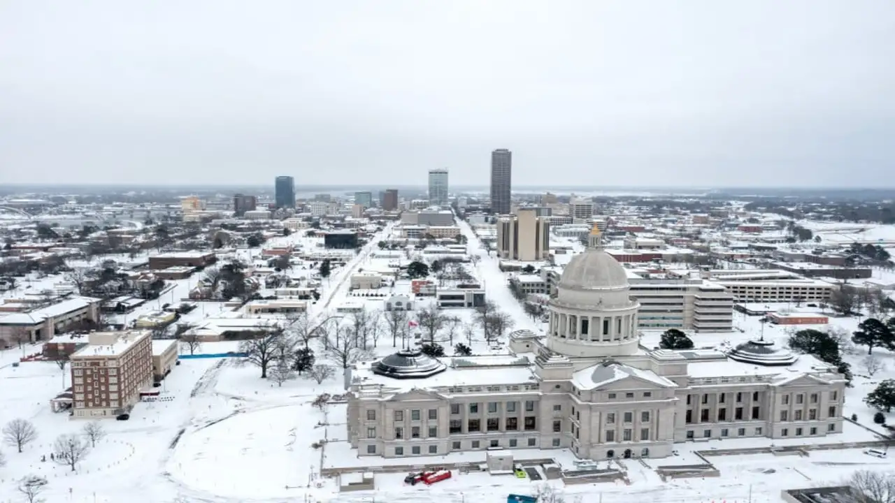 عاصفة شتوية قوية.. الثلوج والأمطار المتجمدة تضرب عدداً من الولايات الأمريكيةوسط البلاد